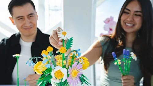 A person and person holding flowers

AI-generated content may be incorrect.